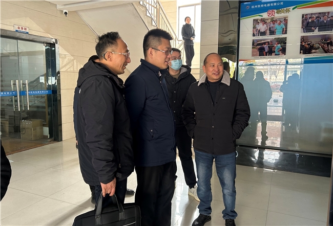 生命之帆 健康之舟 --记洪常青与民用多档近高压氧舱